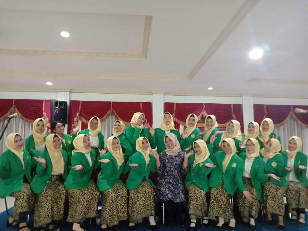 Melatih dan Memimpin Paduan Suara UIC Jakarta